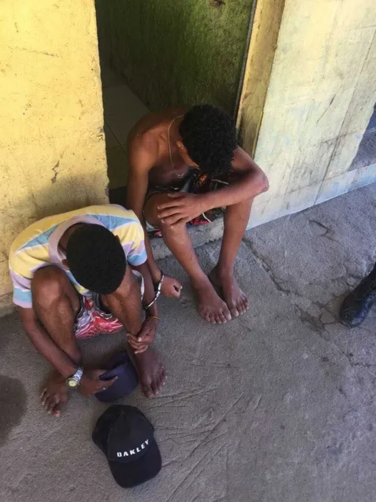 Imagem ilustrativa da imagem Jovens são flagrados com drogas em ação da PM na Favela da Linha