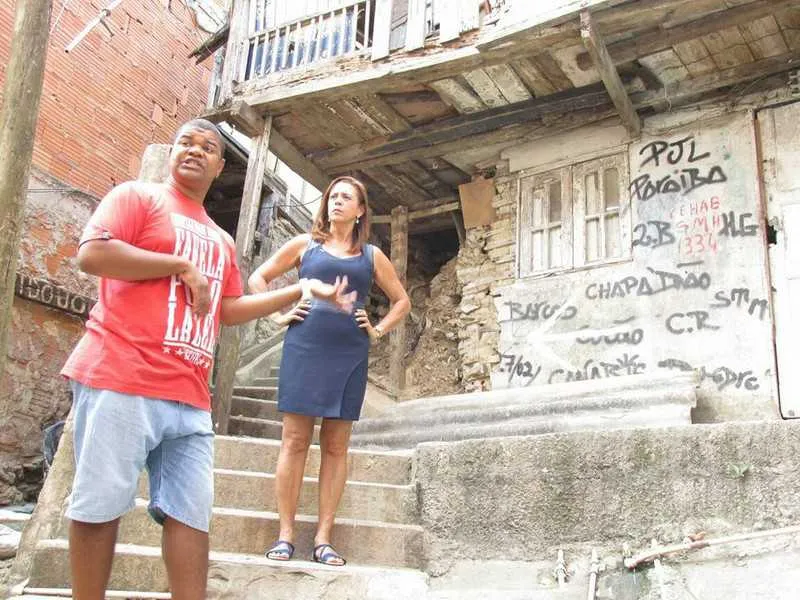  Joana Lage visitou a comunidade ao lado de Thiago Firmino