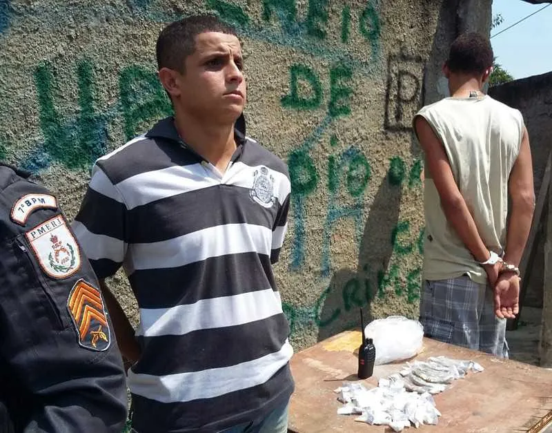 Imagem ilustrativa da imagem Flagrados com drogas durante ação da PM no Bairro Almerinda