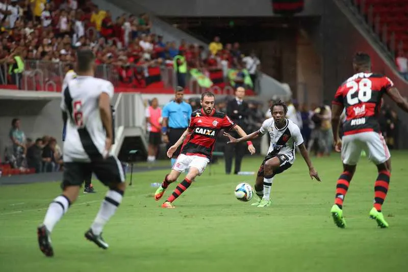  Autor de um dos gols da partida, Berrío disputa a bola com o lateral esquerdo Henrique em jogo marcado por erros de arbitragem