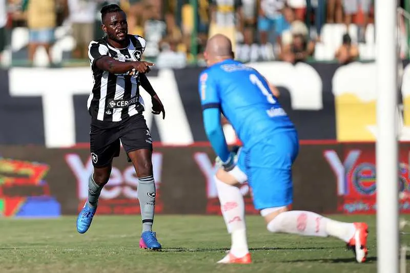 Joel marcou o primeiro gol da partida, aos 19 minutos da etapa inicial, na sobra deixada por Roger