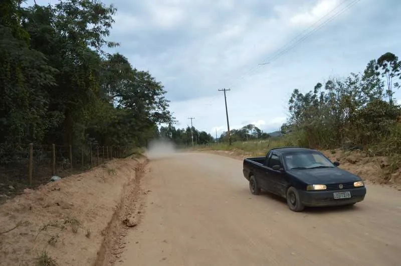 A principal via do bairro Picos ainda não tem asfalto e poucos postes têm iluminação pública