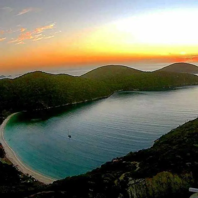 Acesso à praia só poderá ser feita por trilhas ou embarcações