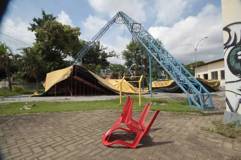 Lona despencou após forte chuva e está abandonada após eventos deixarem de acontecer