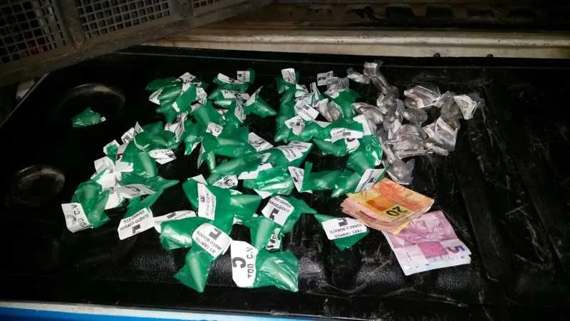 Os dois homens estavam com drogas e foram encontrados na Comunidade Três Campos