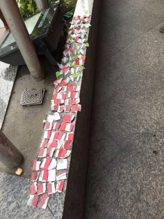 Com os jovens foram apreendidos 98 pinos de cocaína