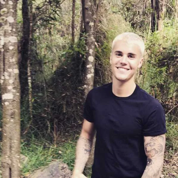 Na estrada com a nova turnê Purpose World Tour, Justin Bieber se apresenta hoje, na Praça da Apoteose, e nos próximos sábado (1º de abril) e domingo (2), na capital paulista. Após ser denunciado por pichar o muro do Hotel Nacional, em São Conrado, Zona Sul do Rio, em novembro de 2011, o cantor não terá o passaporte retido no Brasil.