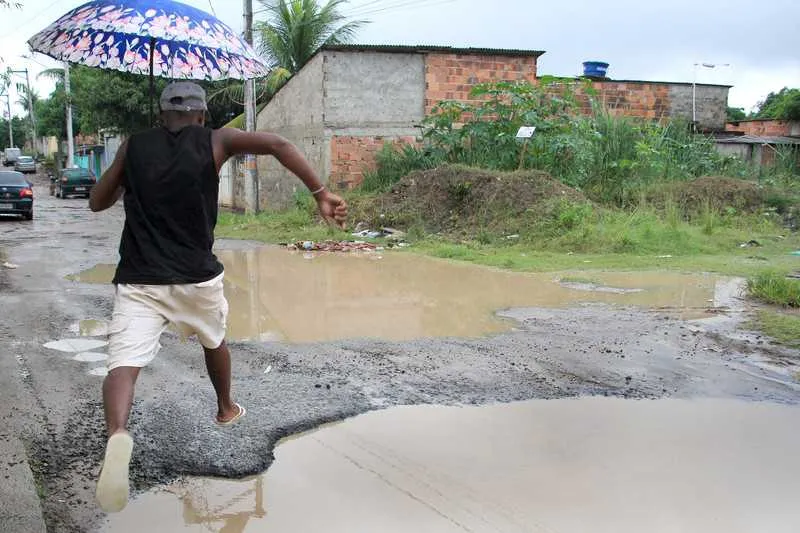 Moradores ficam praticamente sem rua, pois vários bolsões d’água são formados nas vias