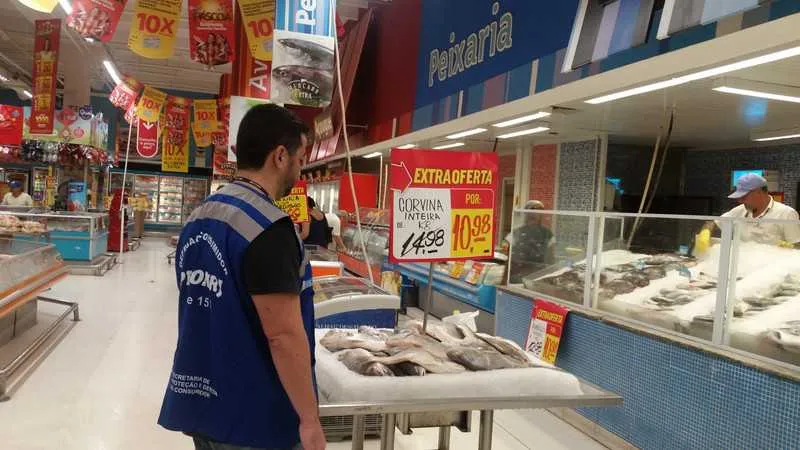 Fiscais descartaram 100,59 quilos de alimentos impróprios ao consumo em mercados de Niterói e São Gonçalo