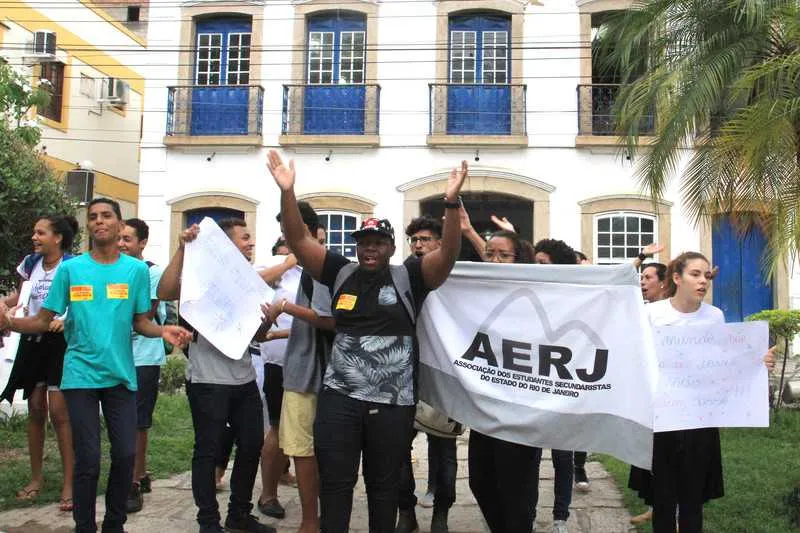 Estudantes pedem encontro com o prefeito Sadinoel para resolver problemas com o transporte