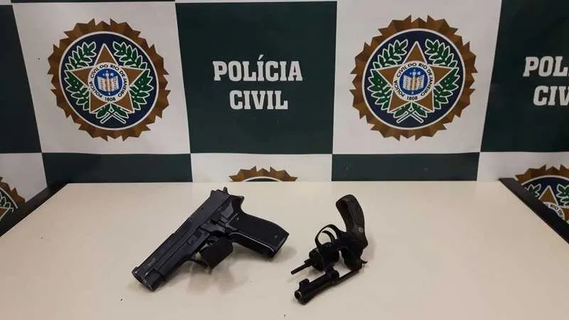 Durante a ação, policiais civis prenderam dois homens em flagrante com pistola e revólver