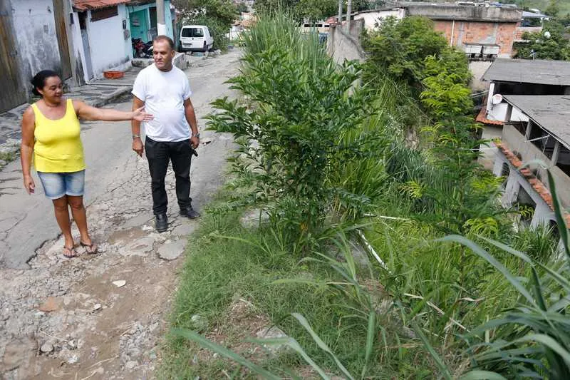 Luzia de Souza e René Pereira mostram o estado de parte da rua e a outra parte que desabou