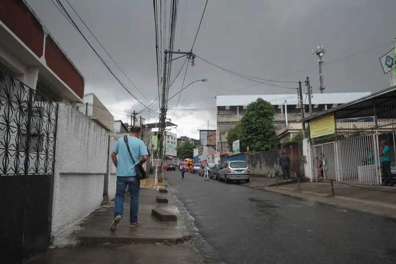 Moradores e pedestres que usam a Rua Artur Silva estão temerosos com os constantes roubos