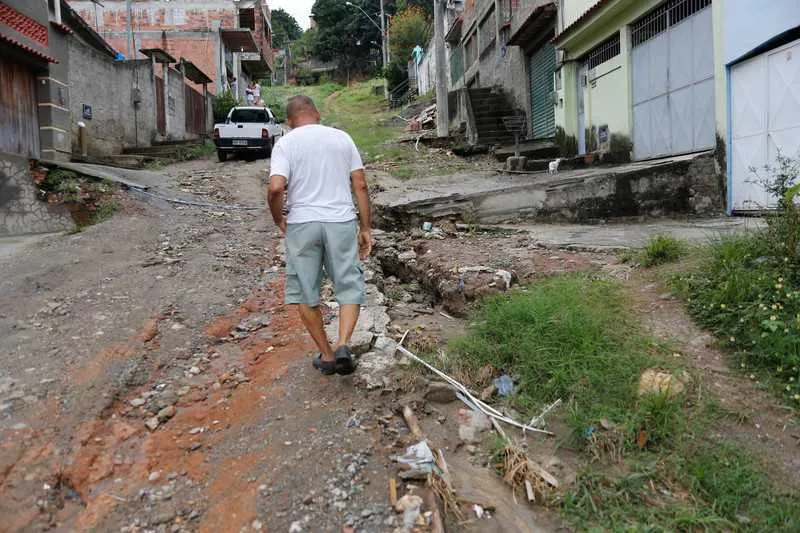 Rua, que já era concretada há 15 anos, ficou destruída com obra
