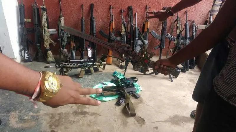 Os fuzis que comporiam o ‘arsenal’ dos traficantes do Salgueiro estão em bom estado e equipados