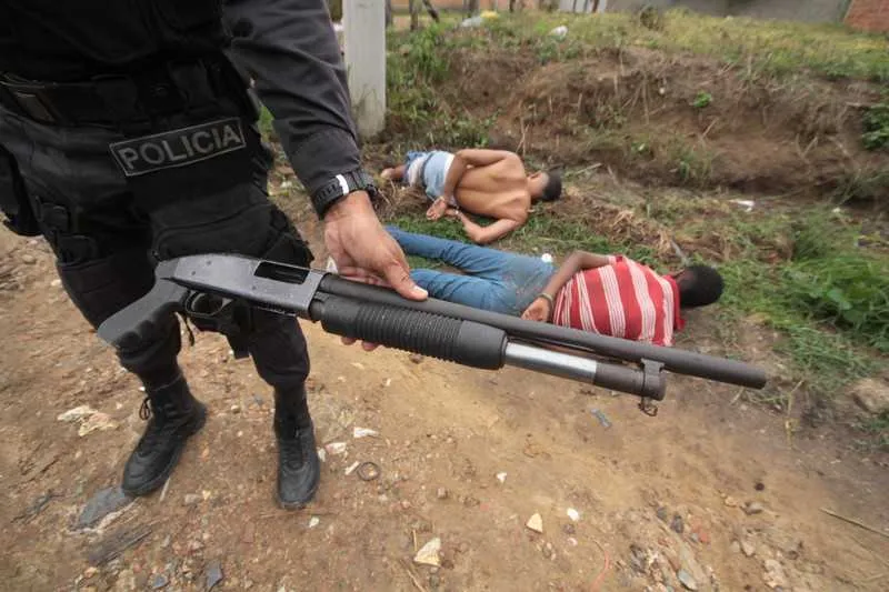 Os dois jovens apreendidos são acusados de tráfico de drogas