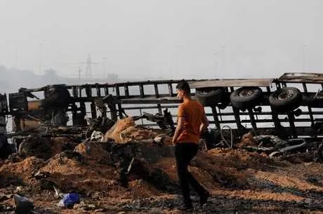 Um caminhão-tanque carregado de explosivos, conduzido por um suicida, bateu em um posto de controle das forças de segurança na região de Al Daura.