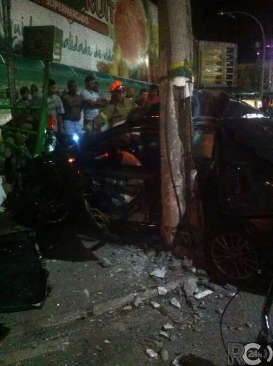 Vítimas ficaram presas às ferragens e foram socorridas pelas bombeiros, uma delas em estado grave