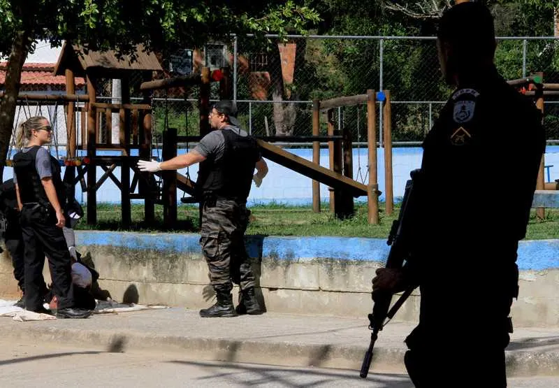  O pai levou o corpo em um lençol para uma praça do bairro