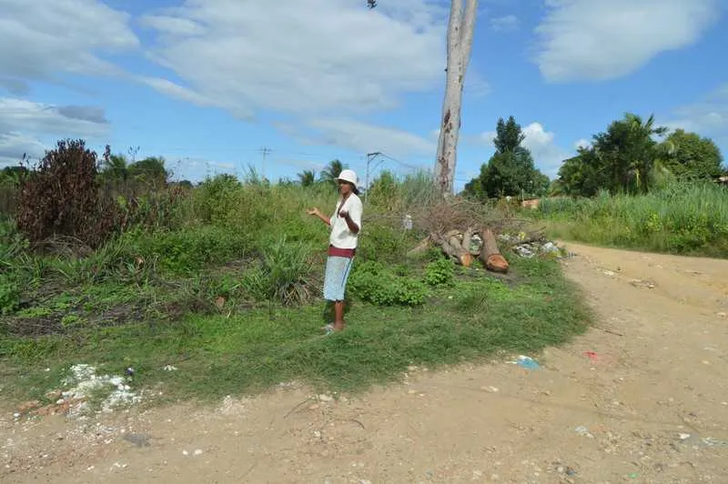 Cena comum em Morada do Sol: estudantes circulando próximos a redes de esgoto a céu aberto