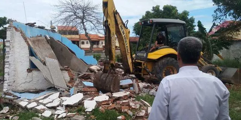 Casa em construção e edificação anexa foram derrubadas