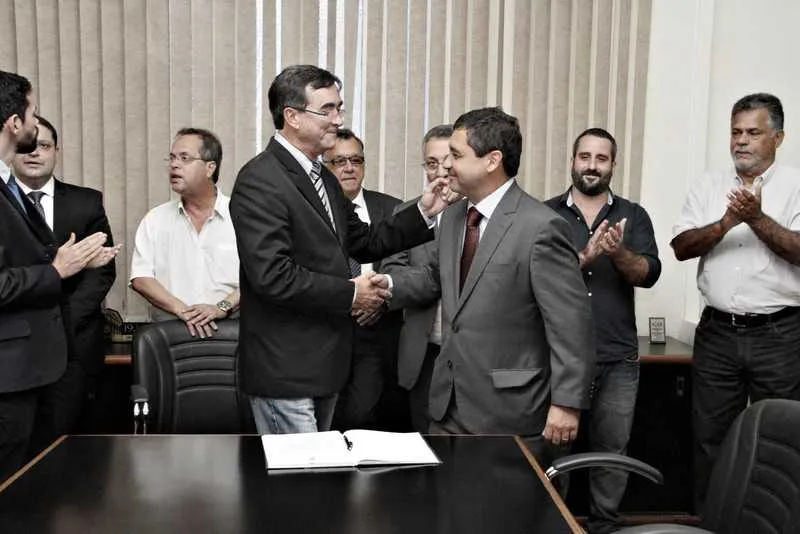 O presidente da Câmara, Paulo Bagueira, deu posse ao vereador Atratino Cortes Coutinho Neto