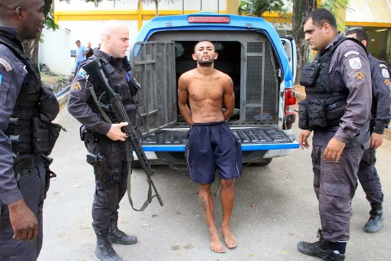  Léo foi flagrado com um carro roubado e uma réplica de pistola