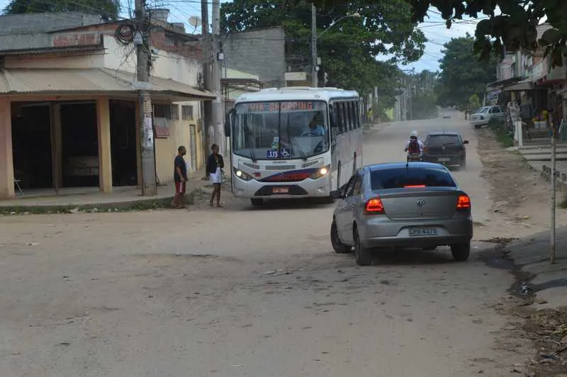 Com o tráfego na via, os comércios vivem empoeirados, já que a via não é toda pavimentada