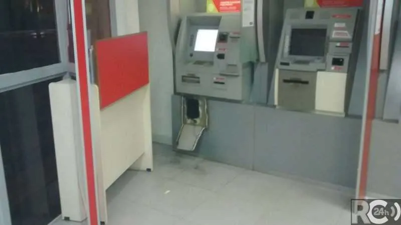 Para roubar o cofre do caixa eletrônico do Banco Santander, os criminosos usaram um maçarico