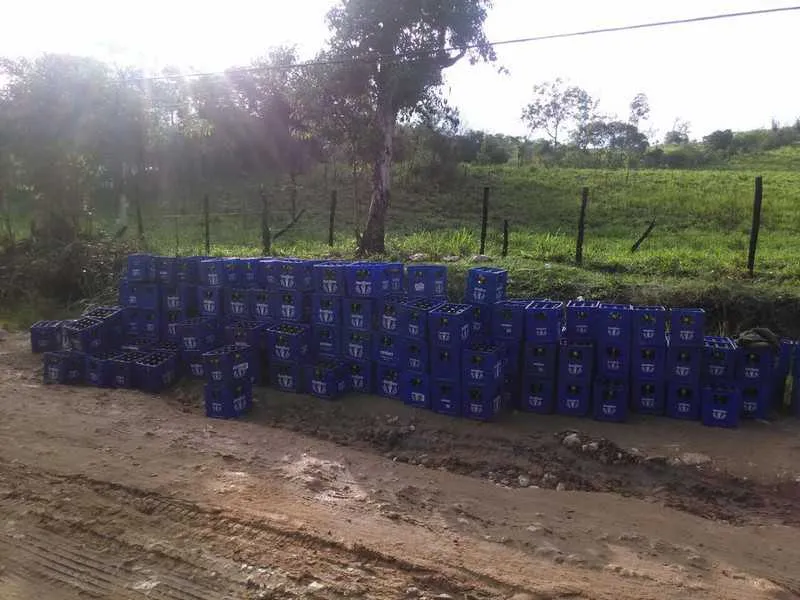 Os criminosos fugiram e abandonaram a carga na Estrada da Meia Noite, na região do Anaia