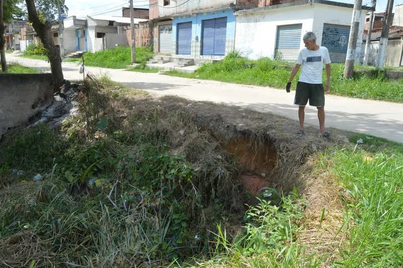 O valão, que fica próximo de casas e comércios, é atrativo para a proliferação de ratos e baratas