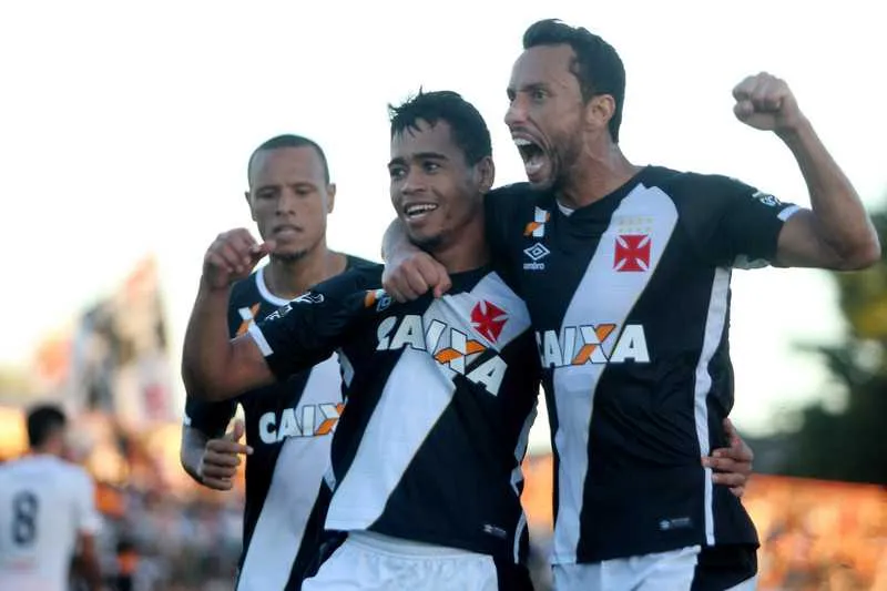 Nenê e Yago Pikachu comemoram gol sobre Nova Iguaçu