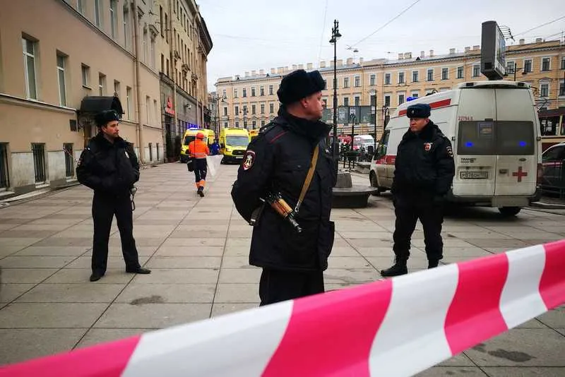 Policiais isolam área próxima ao metrô de São Petersburgo, na Rússia 