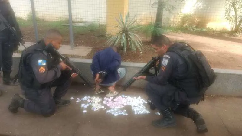 Suspeito estava com 'radinho' e foi autuado como informante de facção criminosa