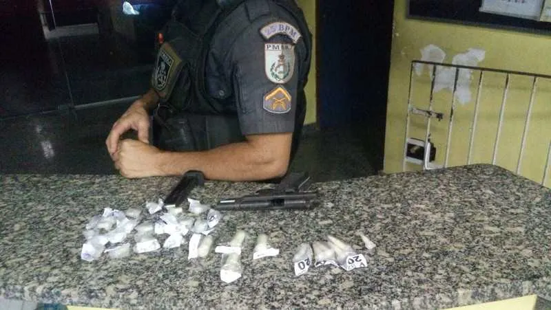 Em Unamar, três homens acabaram presos com arma e drogas após trocarem tiros com militares