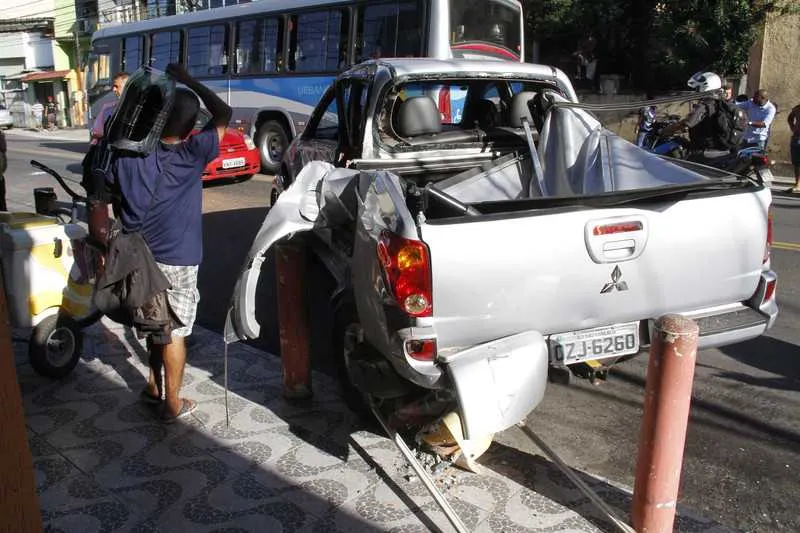 Durante a tentativa de fuga, dupla bateu com a caminhonete