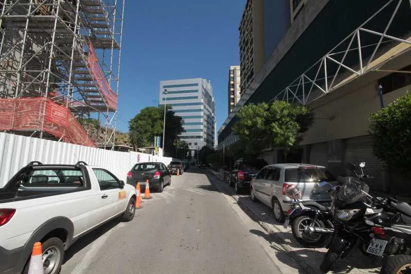 Cena comum no local: vários carros parados irregularmente