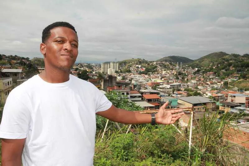 Douglas Oliveira fundou o projeto social para que os jovens de sua comunidade não precisem de uma segunda chance