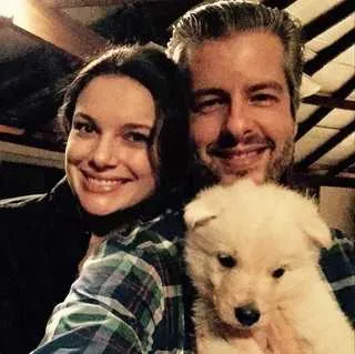 Acusado de agressão pela mulher, Poliana Bagatini, o sertanejo Victor Chaves foi indiciado ontem pela polícia. Ainda que com o resultado negativo do corpo de delito, os investigadores acusam o músico com base no depoimento de Poliana e nas imagens de segurança do prédio onde as agressões teriam acontecido, em Belo Horizonte, Minas Gerais. "Ele já sabe (que foi indiciado) e está tranquilo. Ele confia na Justiça e na apuração do caso”, afirmou Felipe Martins, advogado do cantor.

