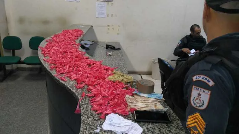 Durante as ações, policiais apreenderam grande quantidade de drogas, munições e dinheiro