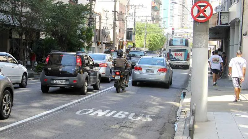 Os motoristas não respeitam a faixa seletiva para ônibus em qualquer horário, segundo moradores