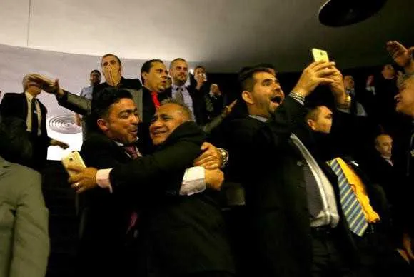 Taxistas comemoram aprovação do projeto de lei que trata da regulamentação de serviços de transporte individual privado por meio de aplicativos, como o Uber