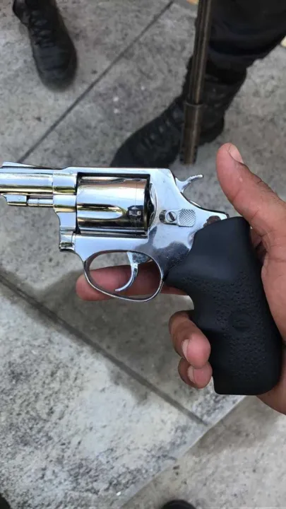 Durante a fuga, um suspeito deixou um revólver no chão