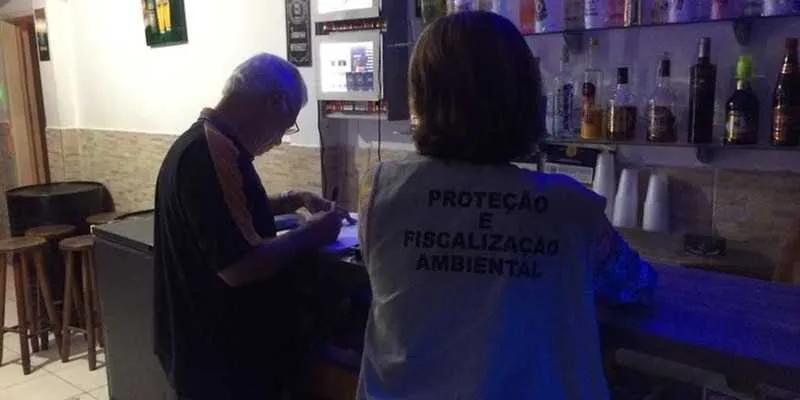 Fiscais também multaram comerciantes que atuavam com som acima dos decibéis permitidos