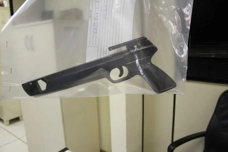 O aluno disse ter encontrado a réplica embaixo de um carro