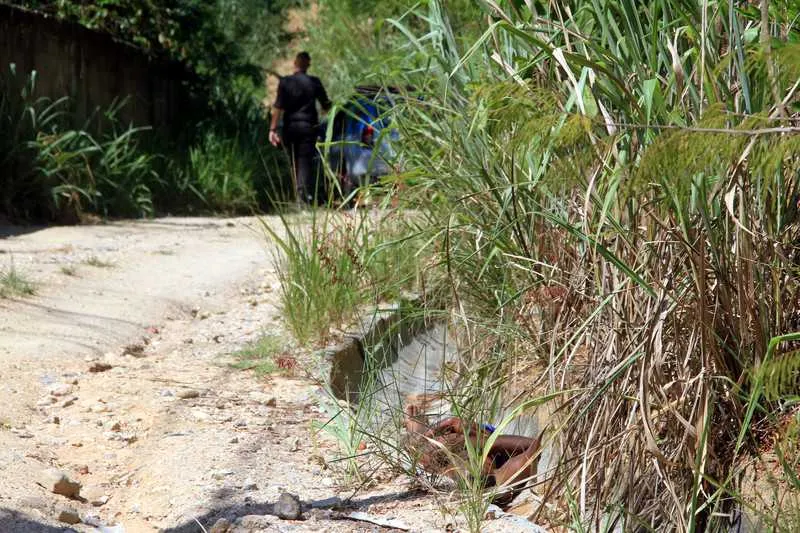 Corpo foi abandonado num córrego na Rua Aristides Saldanha