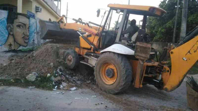Polícia retirou diversos objetos que trancavam as ruas em Santa Luzia
