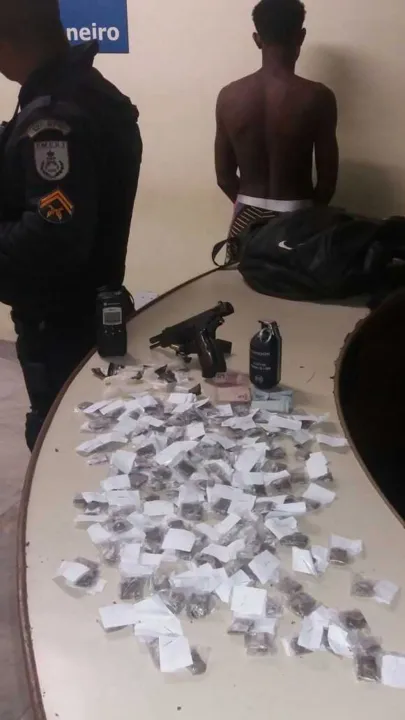 Homens estavam com drogas quando a polícia chegou