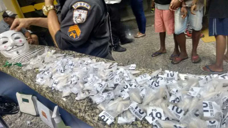 Na ação, PMs apreenderam grande quantidade de drogas
