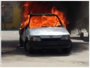 Carro das vítimas foi apedrejado por uma multidão e, em seguida, incendiado por uma mulher